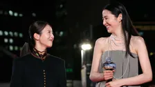 【浜辺美波】事務所の先輩・長澤まさみとレッドカーペット〝どんなイベントよりも緊張してます〟『ゴジラ-0.0』豪華キャスト集結