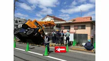 【速報】クレーン車が転倒し先端部分が住宅の屋根に突き刺さる けが人なし　東京・品川区西五反田の住宅　警視庁