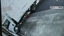 防犯カメラに衝突の瞬間 道路から飛び出しトラックが自動車整備会社に突っ込む「ドカーンという音」50代運転手が意識不明　栃木・足利市