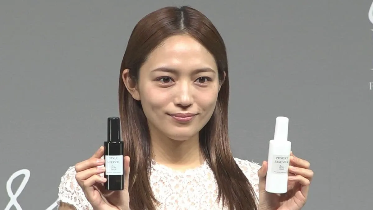 【 川口春奈 】 クールポコの「やっちまったな~」まねネタも披露 「カッサコームの太い方で、毛穴を “ かっぴらかせています ” 」