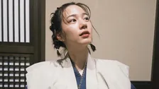【のん】「休息」白い花咲く屋外での散策や浴衣姿のリラックスしたひとときを公開にファン反響「休息、なのに絵になる」