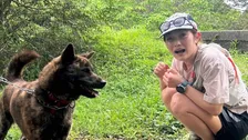【 井上咲楽 】山道で「立派な犬ちゃん」「接し方が分からない」　でも雰囲気はほのぼの 来週開催のトレイルランイベントへの練習中に