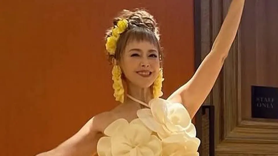 【 熊谷真実 】　ハイヒール＆美脚を披露　65歳現役女優の美しい立ち姿に　ファンから反響続々