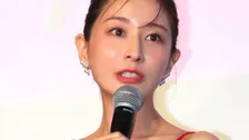 【 田中みな実 】真紅のハイヒール＆ドレスでイベントに登場！　〝すごく痛かったです〟重岡大毅をイジリまくる