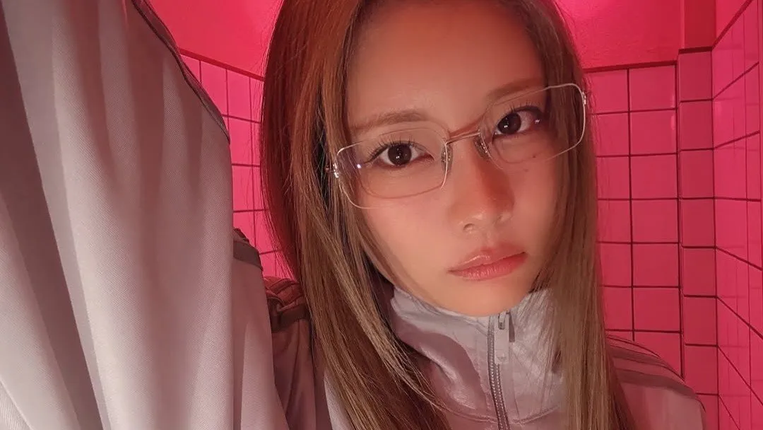 【重盛さと美】「寂しかった？」ピンクのトイレから呼びかけ　クール目な変身にフォロワー感嘆　コメントにも小気味よく返信