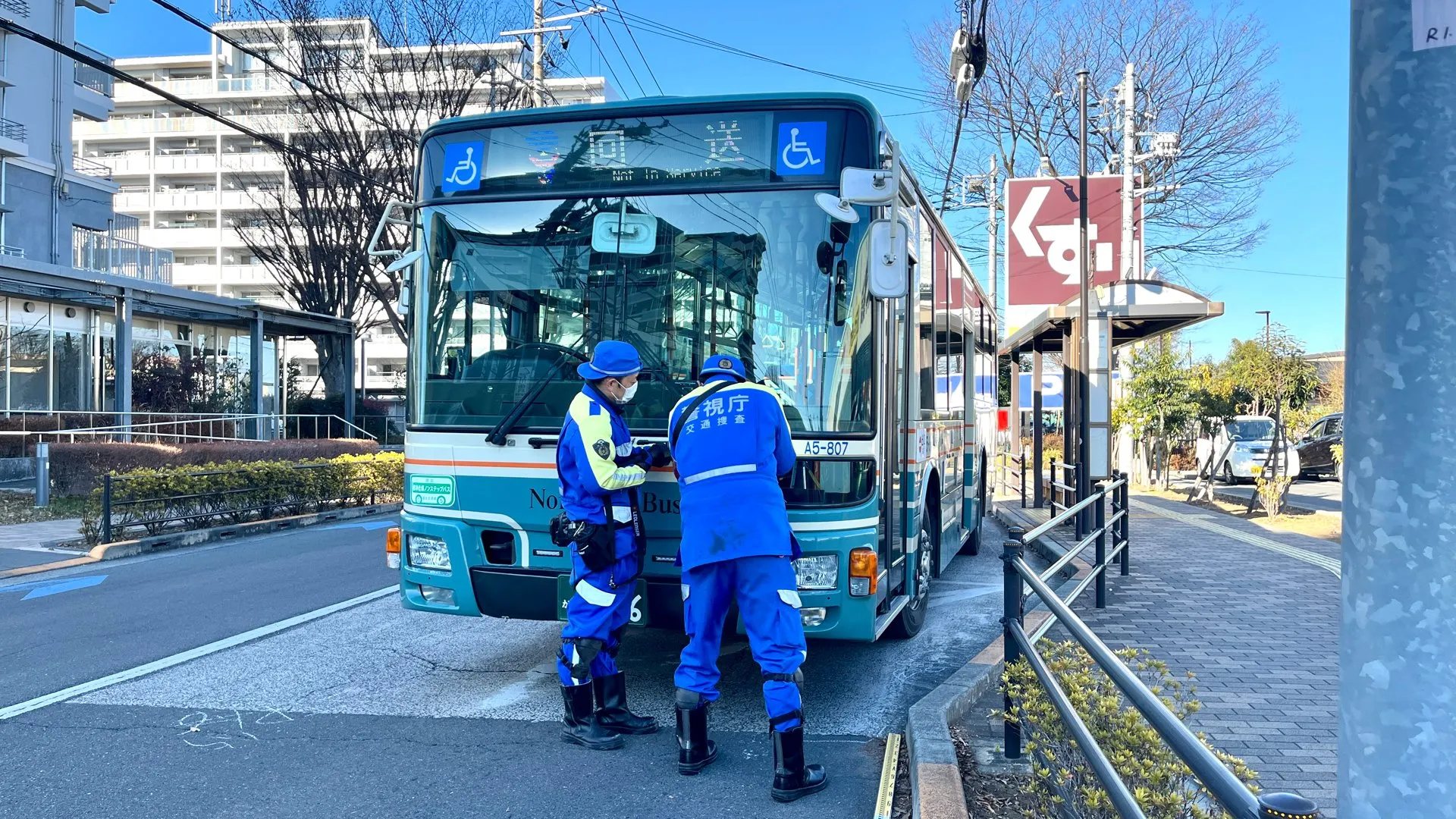 【速報】高齢女性が路線バスに轢かれ意識不明の重体　バス運転手の男を逮捕　東京・東久留米市　警視庁田無署