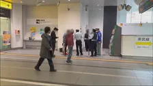 「刃物を振り回している人がいる」JR川崎駅で男性が女にカッターナイフで切りつけられる 自称アルバイトの43歳女を逮捕　電車を降りた際にトラブルか 容疑を否認