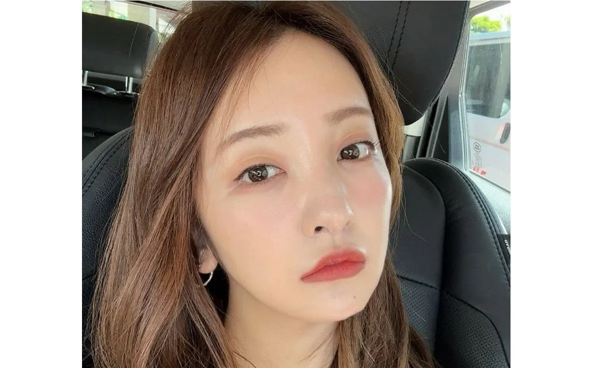 【 板野友美 】　「肌の調子よきよき」　車内で自撮り　赤い唇デザインの個性派ファッションを披露