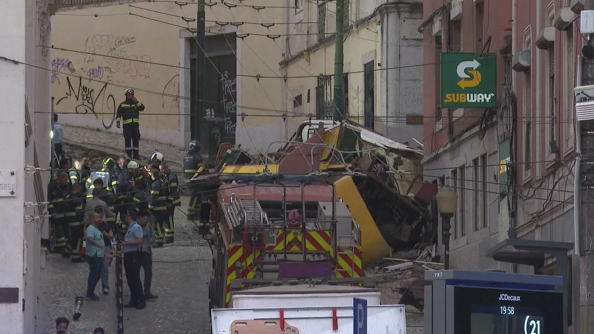 満員状態のケーブルカーが脱線して大破 15人死亡　ブレーキが故障か　ポルトガル・リスボン