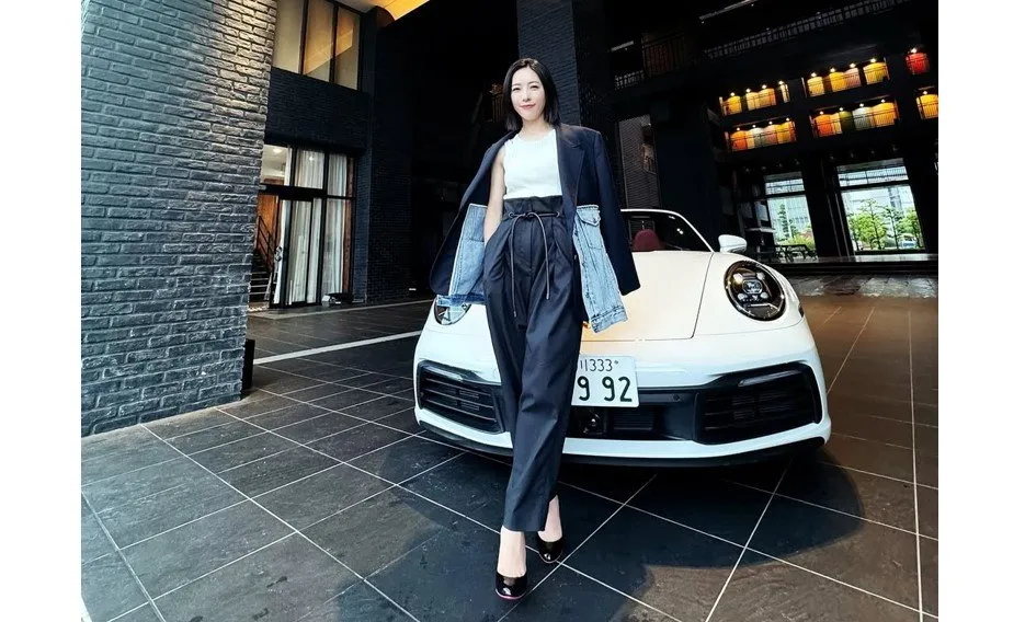 【 矢沢心 】　「ポルシェ911カレラ・カブリオレ」と２ショット　「風が強くて　雨が降ったり　止んだり　自然に任せた撮影だった」　撮影時のオフショットを公開　