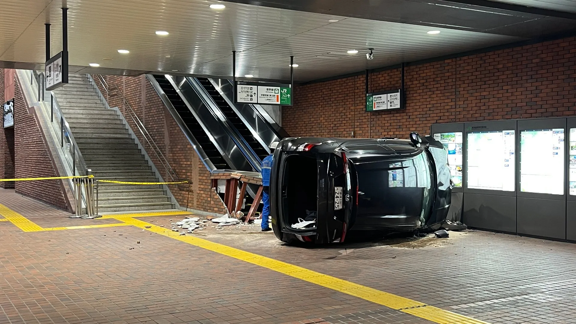 栃木・那須塩原駅の階段や壁に乗用車がぶつかり横転　運転手の女性がけが　