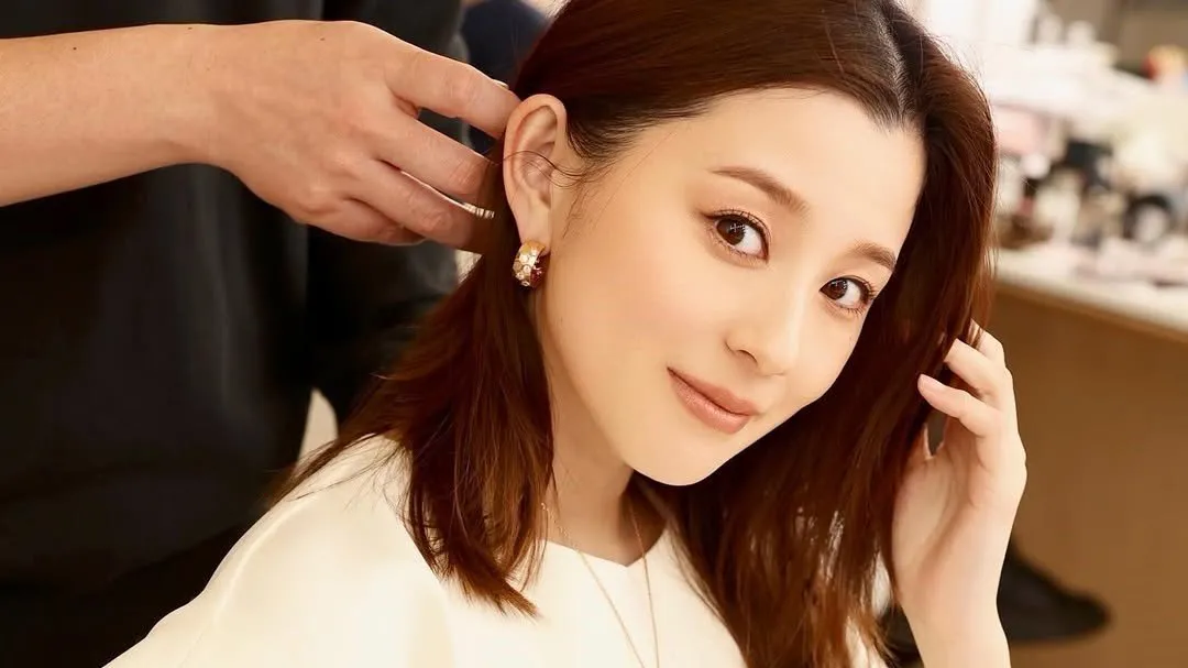 【朝比奈彩】表情豊かな写真を投稿に「なんて女王様なんだ！」「女神の美しさ」の声