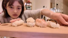 【 井上咲楽 】〝ぱっとご飯食べてくれる友達がほしい〟「ぼっち」にぎり寿司チャレンジに〝どうやって握るんだ？〟