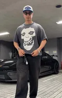 【ユージ】3300万円超ポルシェをバックに、Tシャツは「ミシン使って自分リメイクにハマってます」