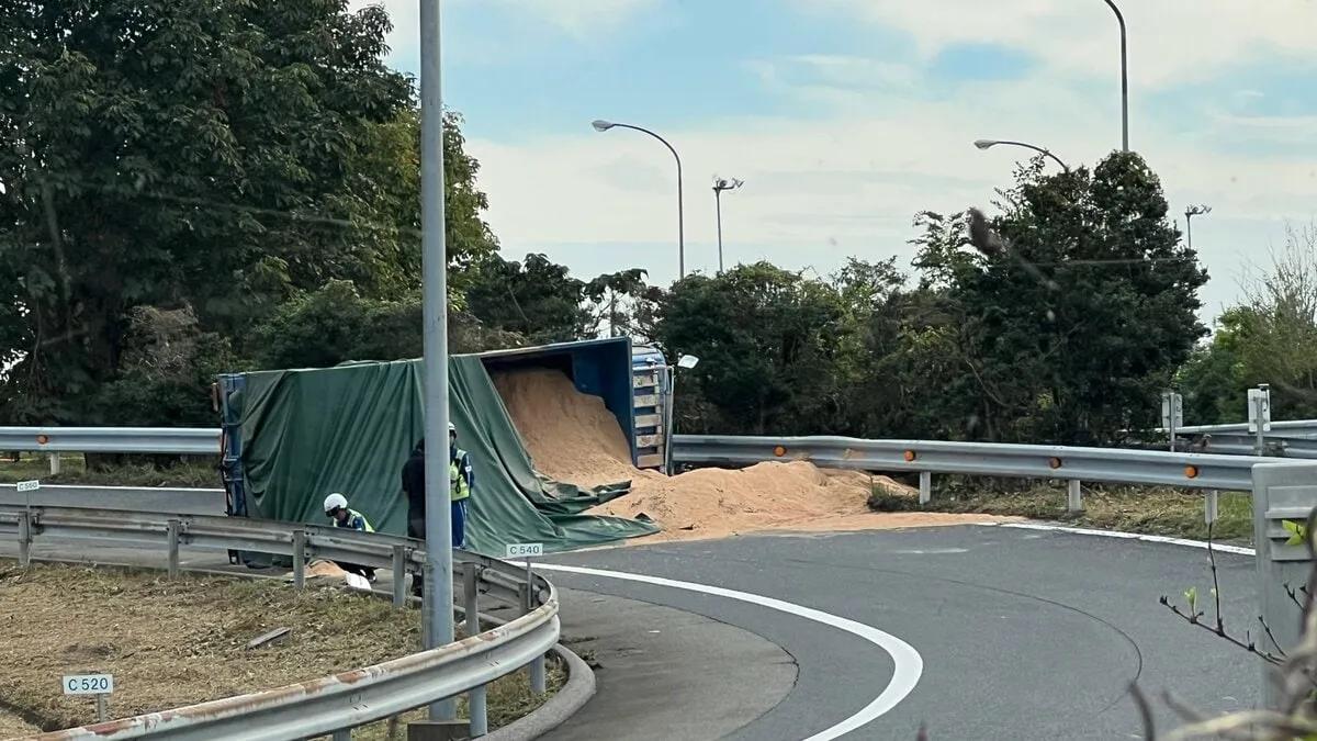トラック横転で荷台のおがくずが散乱　東北自動車道鹿沼IC下り線の入り口が通行止めに