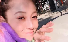 【 西山茉希 】秋の隙間時間を紅葉の神社で満喫「葉っぱの色が秋になって　キラキラな太陽が隙間から」