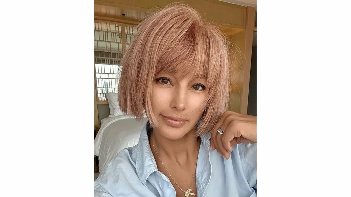 【がん闘病】梅宮アンナさん「今世紀1番幸せな誕生日を迎えました」53歳の誕生日を報告　淡いブルーシャツ×ピンク髪で感謝の投稿