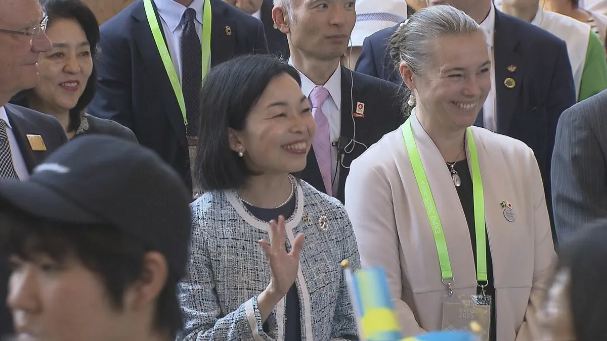 三笠宮家彬子さま万博を訪問　「スウェーデンナショナルデー公式式典」に出席し国王とともにパレードに手を振られる