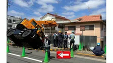 【速報】クレーン車が転倒し先端部分が住宅の屋根に突き刺さる けが人なし　東京・品川区西五反田の住宅　警視庁