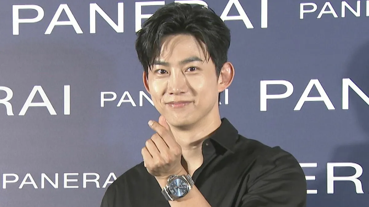 【2PM オク・テギョン】スタイリッシュな黒スーツに150万円腕時計がキラリ　「ご一緒できてワクワクドキドキ」