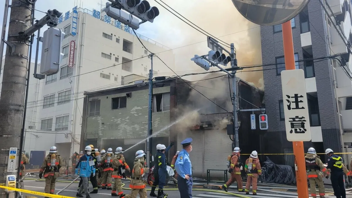 【速報】東京・荒川区の作業所で火事 アルミニウム貯蔵との情報も 化学消防車など35台出動し消火活動中 東京消防庁