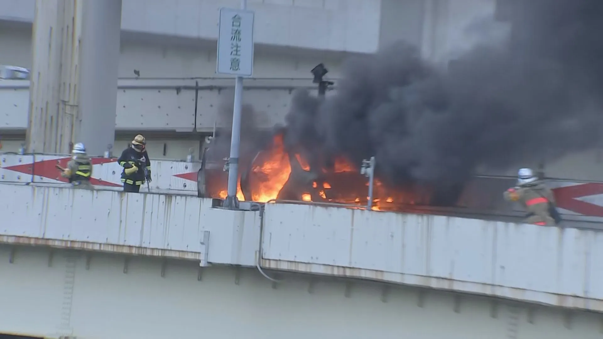 【速報】首都高・浜崎橋JCT付近で車が炎上 「自分の車から急に火が出た」と110番通報