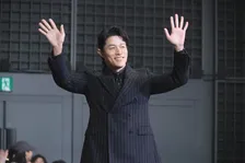【鈴木亮平】4000人のファンの熱量に「若干、膝が震えている」応募倍率10倍超の反響に感謝＆小手伸也が私服でサプライズ登壇！