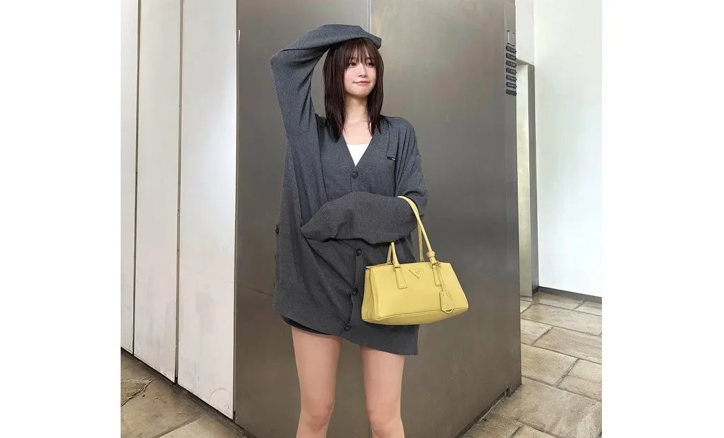 【 生見愛瑠 】　「最近は半袖で出掛けたいけどまだ勇気が出ません」　季節の変わり目のファッションを披露　「いつもと雰囲気違って可愛い好き！」「どこへお出掛けですか？とてもミニがお似合いです」　反響続々