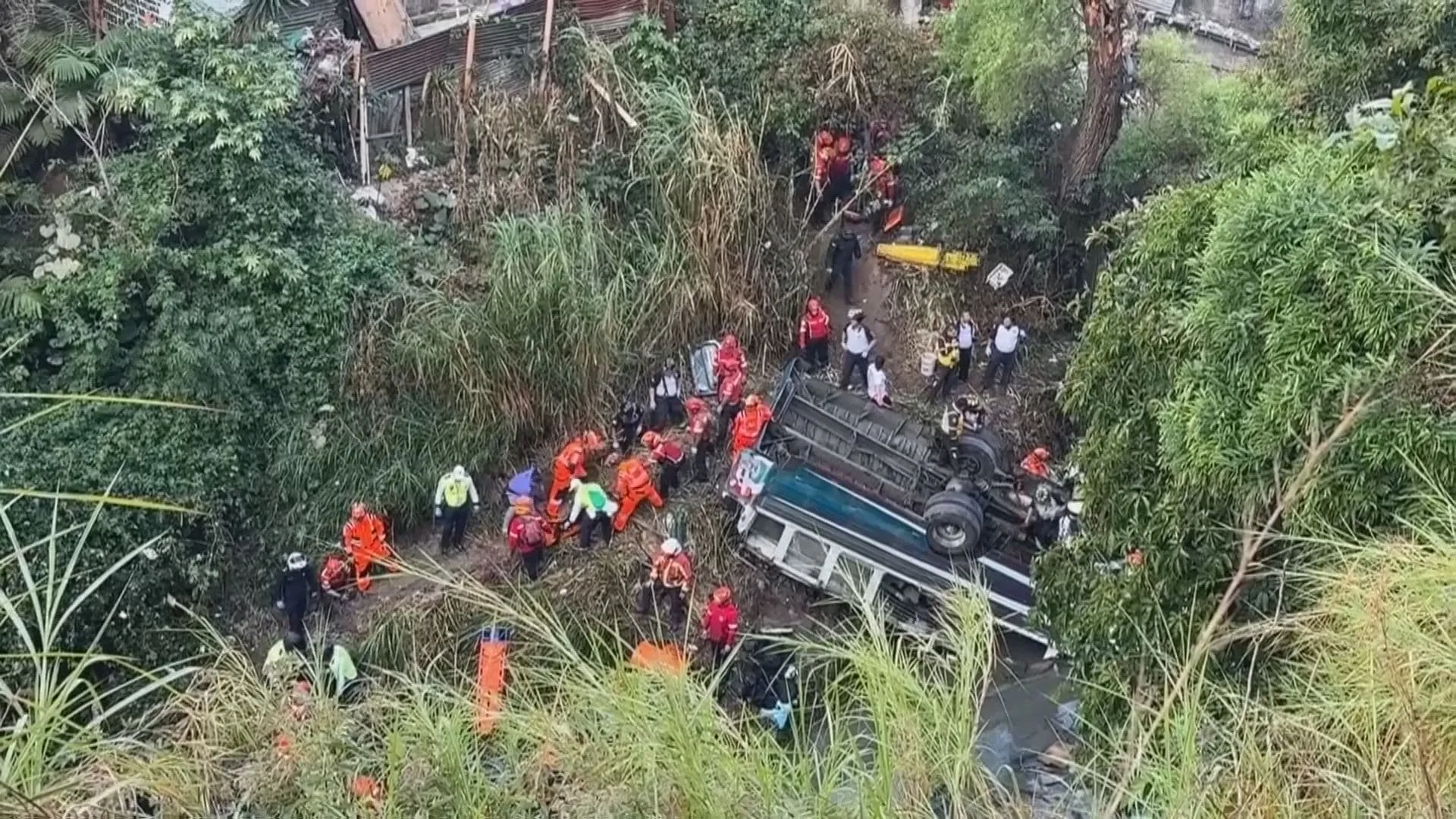 グアテマラでバスが橋から転落　51人死亡