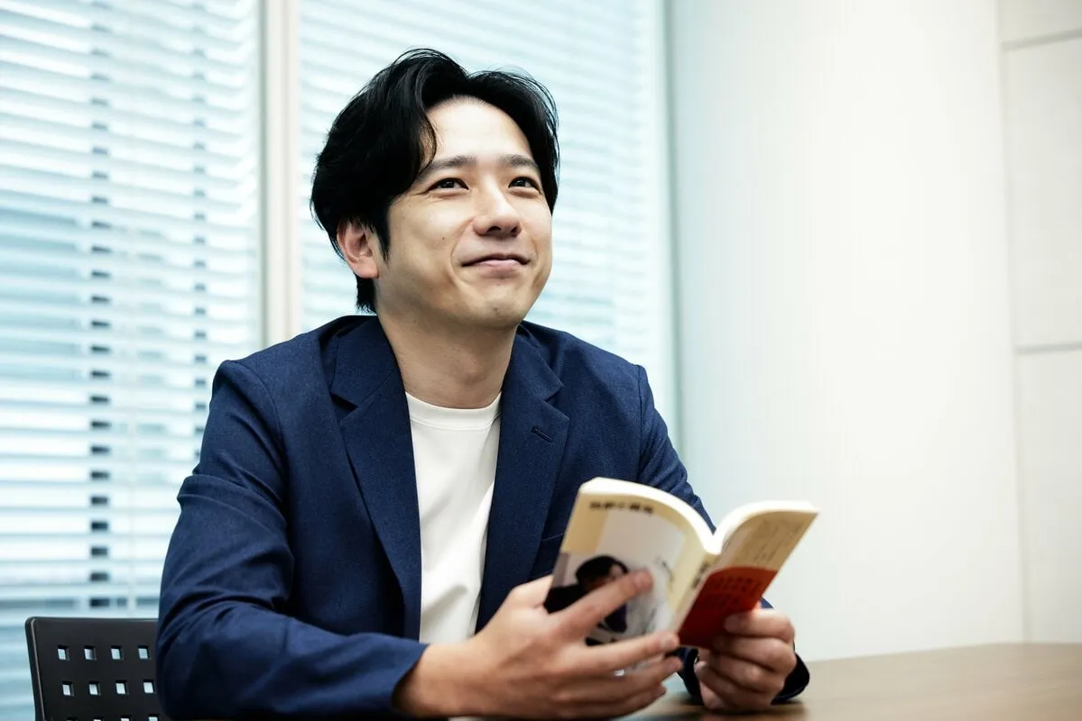 【 二宮和也 】　42歳の誕生日に新書『独断と偏見』発売　1番最初は「色のペンを買いに行きました」　故ジャニー喜多川氏への思いも赤裸々に告白「出てきて謝ってほしい」