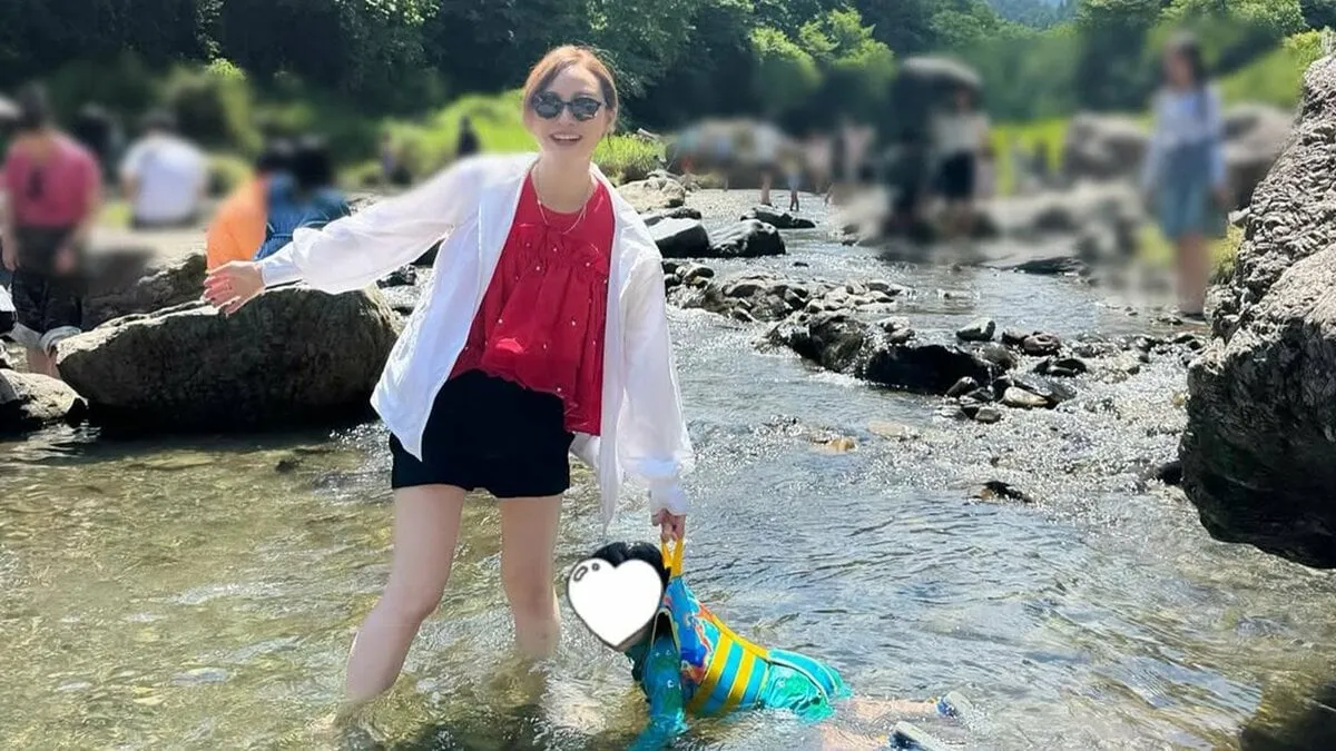 【 新井恵理那 】　「大人のほうがはしゃいでしまいました」1歳10ヶ月の長男と川遊び＆長女のお食い初め　大自然に囲まれた夏の思い出づくり