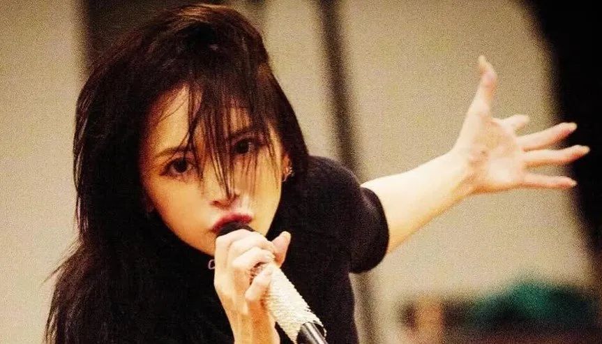 【 浜崎あゆみ 】 「集合写真の全員で一致団結し、渾身の命懸けの、傷だらけだけど眩しいほどの【エンタメ】をお届けしに行きます」 スタッフとの集合写真をアップ