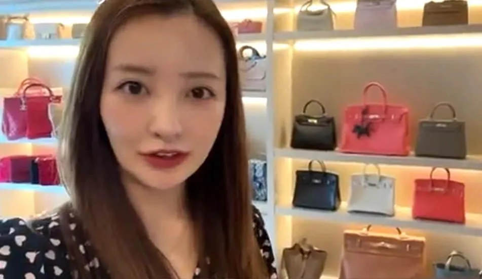 【 板野友美 】　豪華自宅を公開　クローゼットルームには「シャネルのバッグが8割、9割ぐらい」　「この家も、これからの未来も、すべては自分たちへの投資」