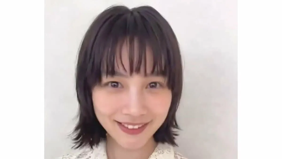 【 のん 】　「髪の毛短い！ずいぶん伸びたから切ろうかな」 レースブラウス姿の笑顔あふれるオフショット・どアップも公開　「アップが可愛いのん」「どアップたまらん」など反響続々