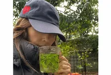 【 工藤静香 】　自宅の庭で負傷　「カシの木の枝」に「ものすごい勢いで激突」「私のオデコは帽子で守られたお陰か、本気の石頭かわかりませんが、少し切れて少し腫れた程度。ミニタンコブ」