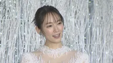 【吉岡里帆】とっておきのＸmasおすすめスポット明かす「空いている良さがあって…」　純白ドレスで点灯式　観客からは感嘆のため息