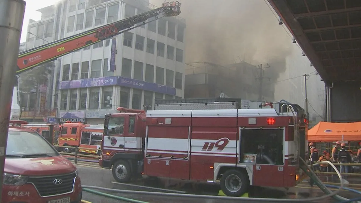 「ガスのようなものが爆発している」韓国・ソウル中心部の商店街で火災　急速に燃え広がり、広範囲で煙充満