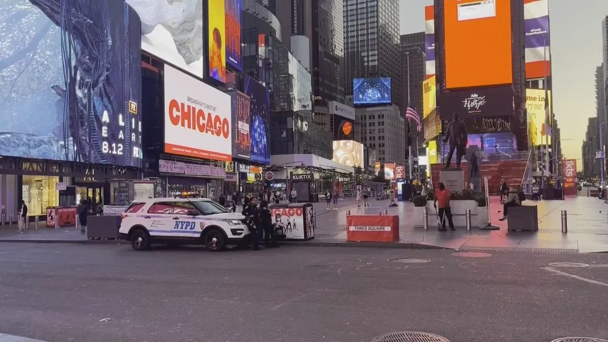 米・NYタイムズスクエアで銃撃 男女3人けが、17歳の少年を拘束 現場で銃1丁を押収
