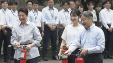 天皇ご一家　防災訓練でホースを手に放水体験　陛下の“お手本”後に皇后さま愛子さまも続き　9月1日「防災の日」