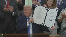 「彼らはまさに英雄だ」トランプ大統領がICE＝移民・税関捜査局などの関連予算に署名　700億ドルの資金確保