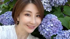 【 がんサバイバー 】西丸優子さん〝３ヶ月検診の結果　今回も無事クリア〟紫陽花バックに笑顔で報告
