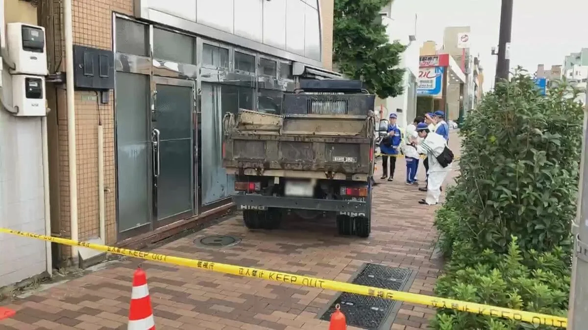 【速報】トラックが歩行者をはねて歩道へ…クリーニング店に衝突したか トラックの運転手は意識不明の重体　東京・世田谷区若林