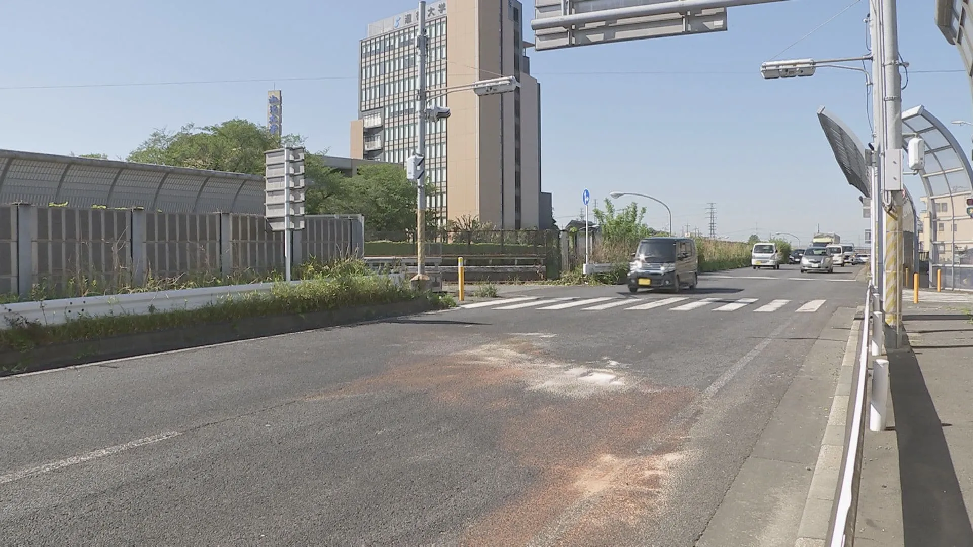 国道で飲酒運転の乗用車が逆走しトレーラーと衝突か　乗用車が大破し運転していた20代男性がけが　千葉・中央区