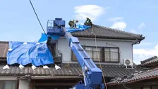 【熊本地震】台風13号に備えブルーシートの設置も人員不足、国に支援を要請　宇城市では災害ボランティアによる片付け始まる