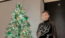 【 華原朋美 】 「メリークリスマス」　黒ドレス姿のオフショット公開