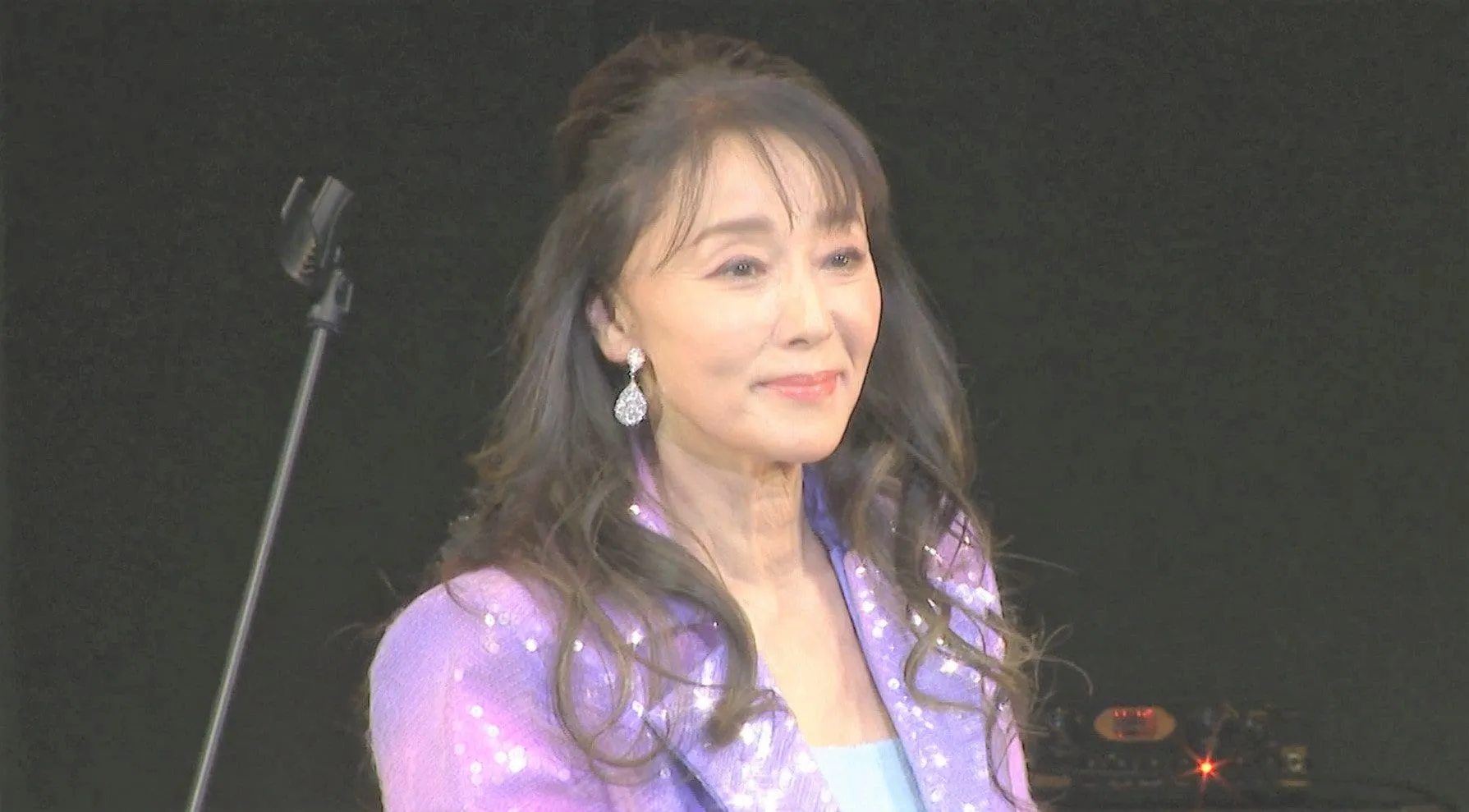 【浅野ゆう子】デビュー50周年で40年ぶり新曲披露　作詞を手掛けた三宅裕司のサプライズ登場に感激