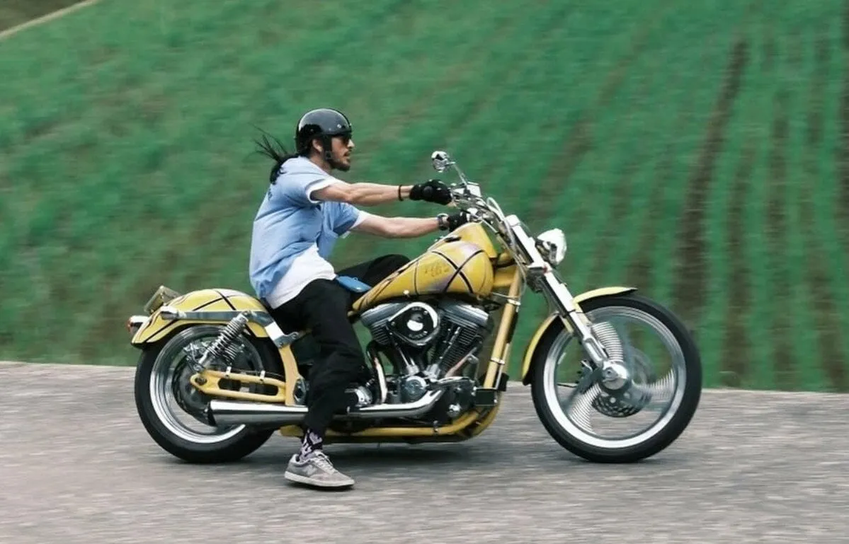 【 長瀬智也 】　バイクで自然の中を疾走　「1990s chopper.」