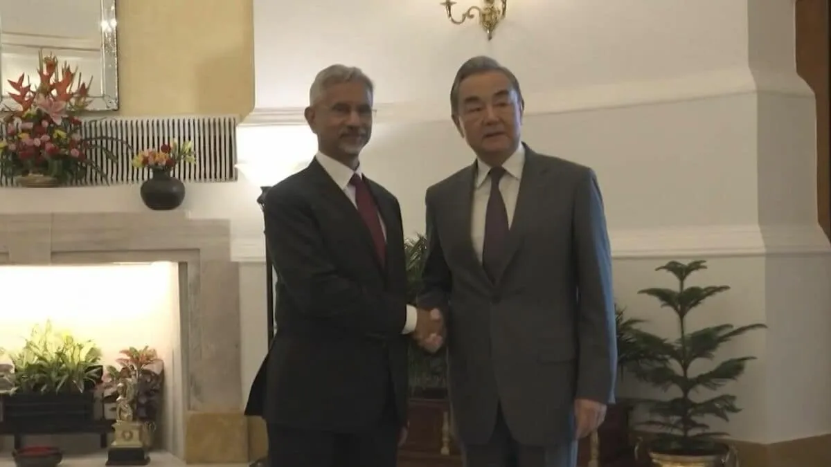 中国の王毅外相がインド外相と会談　直行便の早期再開で合意
