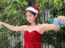 【 高橋凛 】　サンタ姿で筋トレ　「クリスマスイベント前のアップも忘れません」　ファン反響　「フォームめちゃくちゃ綺麗」「どこでもストイックですね」