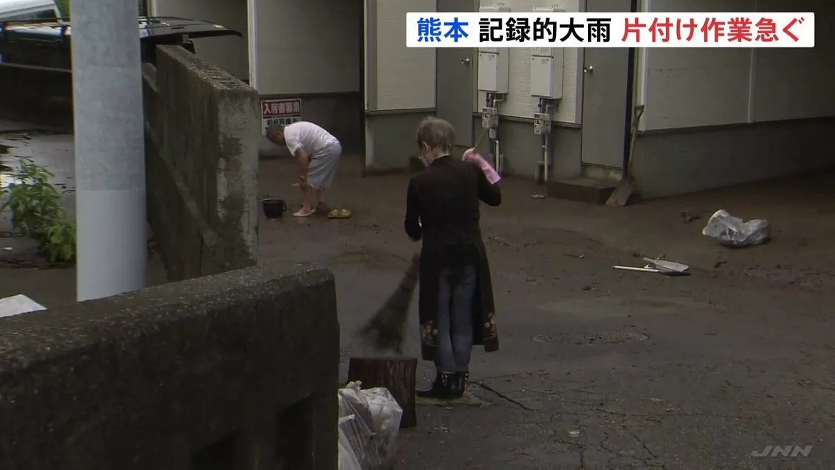 熊本で記録的大雨 住民らは浸水被害の片付けに追われる いまだ安否不明者も